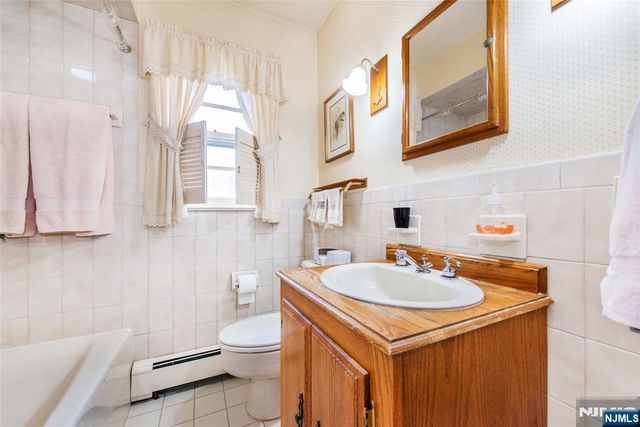 33 Laurel Place, West Caldwell, NJ 07006