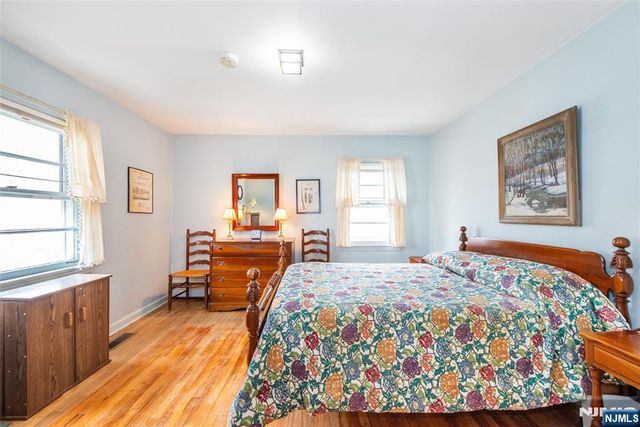 33 Laurel Place, West Caldwell, NJ 07006