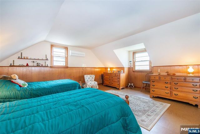 33 Laurel Place, West Caldwell, NJ 07006