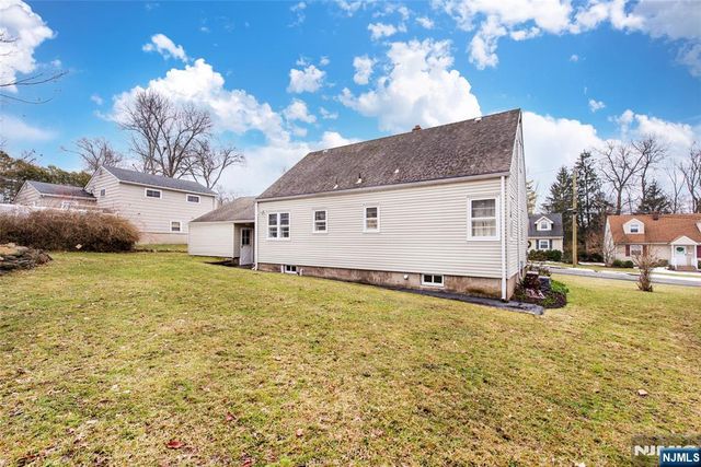 33 Laurel Place, West Caldwell, NJ 07006