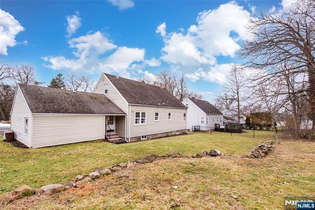 33 Laurel Place, West Caldwell, NJ 07006