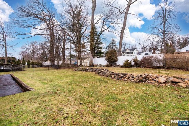 33 Laurel Place, West Caldwell, NJ 07006