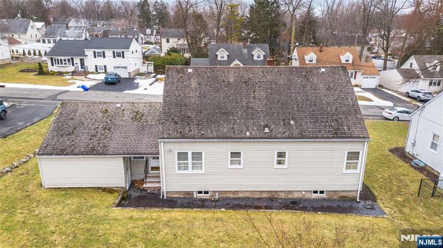 33 Laurel Place, West Caldwell, NJ 07006