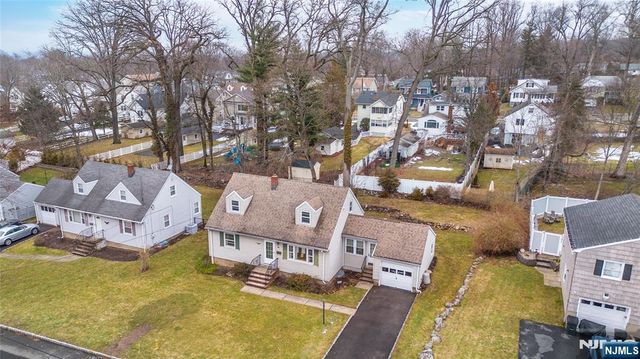 33 Laurel Place, West Caldwell, NJ 07006