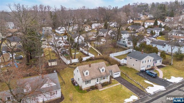 33 Laurel Place, West Caldwell, NJ 07006