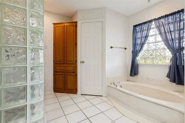 2713 Laurel Oaks Drive, Garland, TX 75044