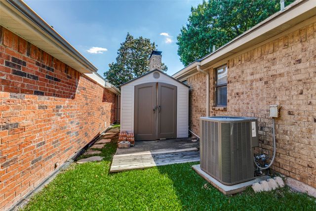 2713 Laurel Oaks Drive, Garland, TX 75044