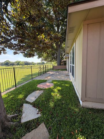 2713 Laurel Oaks Drive, Garland, TX 75044
