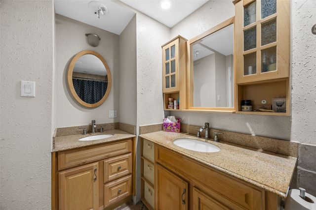 625 Freeseway Drive, Robins, IA 52328