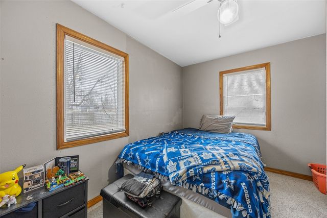 625 Freeseway Drive, Robins, IA 52328