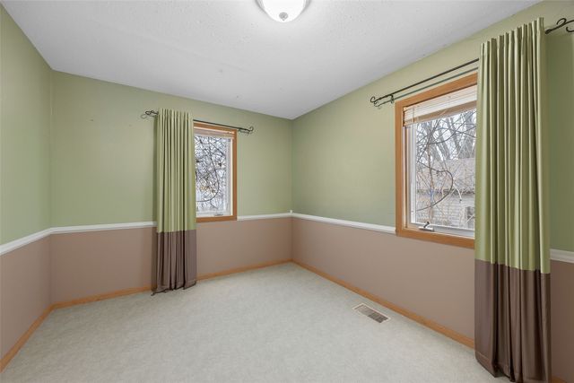 625 Freeseway Drive, Robins, IA 52328