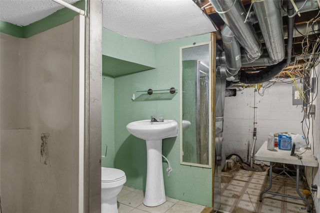 625 Freeseway Drive, Robins, IA 52328