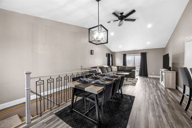 625 Freeseway Drive, Robins, IA 52328