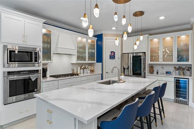 10363 Ventana LN, Naples, FL 34120