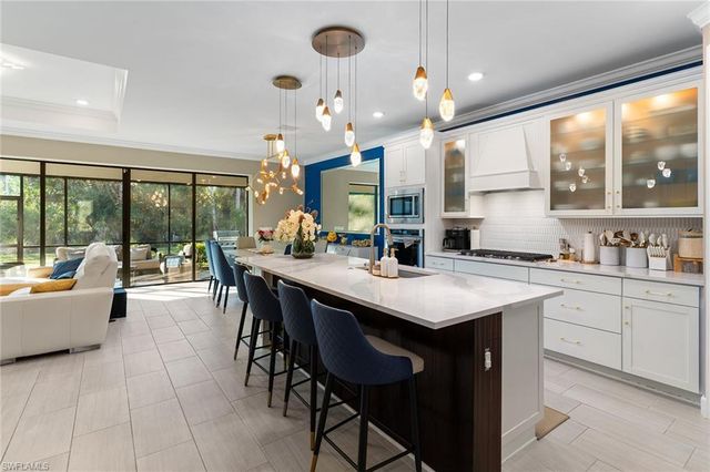 10363 Ventana LN, Naples, FL 34120