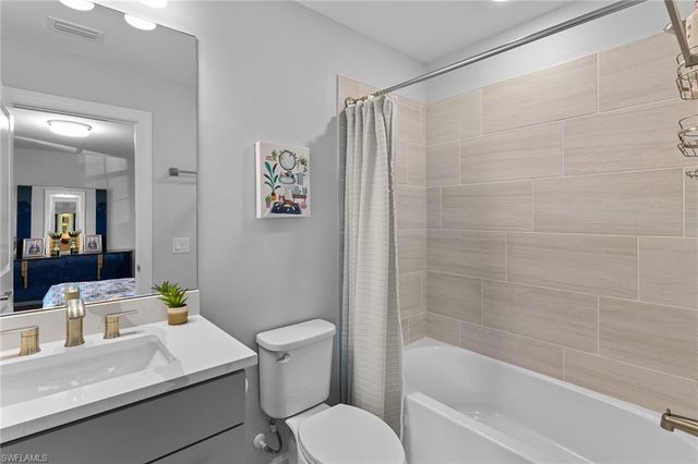 10363 Ventana LN, Naples, FL 34120