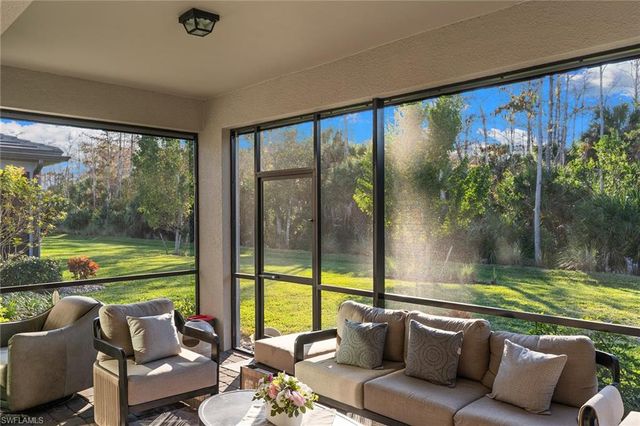 10363 Ventana LN, Naples, FL 34120