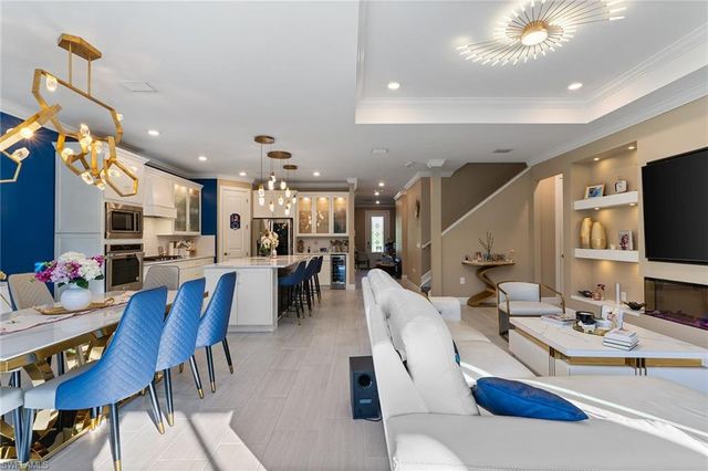 10363 Ventana LN, Naples, FL 34120