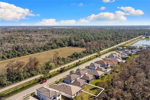 10363 Ventana LN, Naples, FL 34120