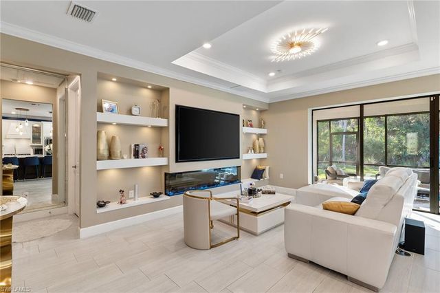 10363 Ventana LN, Naples, FL 34120