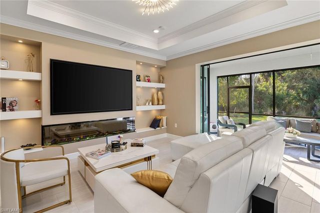 10363 Ventana LN, Naples, FL 34120