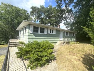 9 Rhode Island Avenue, Waterbury, CT 06704