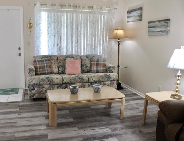 16 Vista Palm Lane 105, Vero Beach, FL 32962