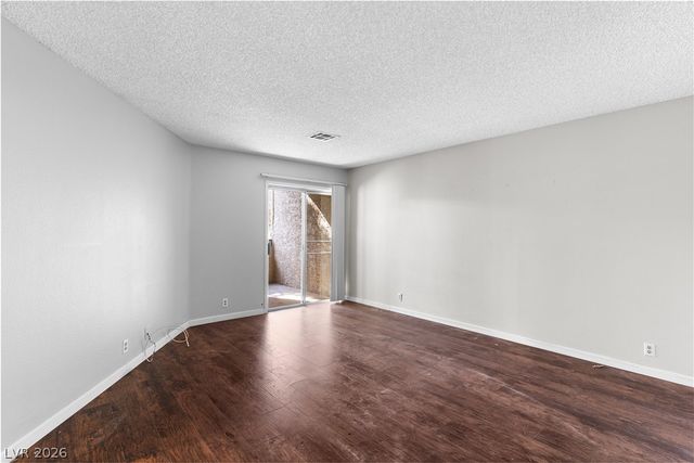 5191 Pioneer Avenue 204, Las Vegas, NV 89146