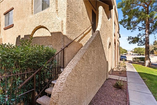 5191 Pioneer Avenue 204, Las Vegas, NV 89146