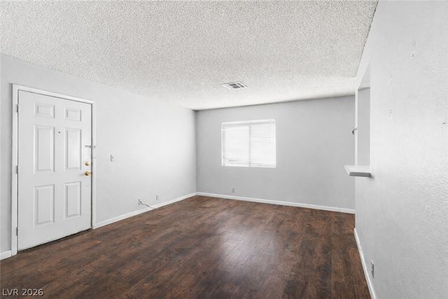 5191 Pioneer Avenue 204, Las Vegas, NV 89146