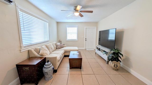 407 NW 7th A, Boynton Beach, FL 33426