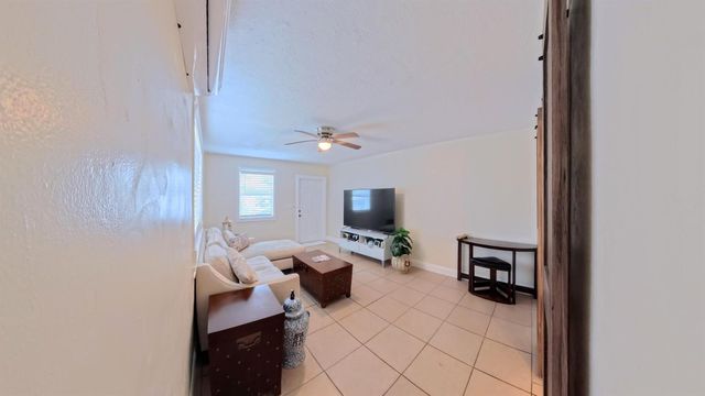 407 NW 7th A, Boynton Beach, FL 33426
