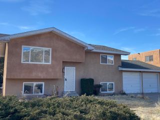 1921 Chelwood Park Boulevard NE, Albuquerque, NM 87112