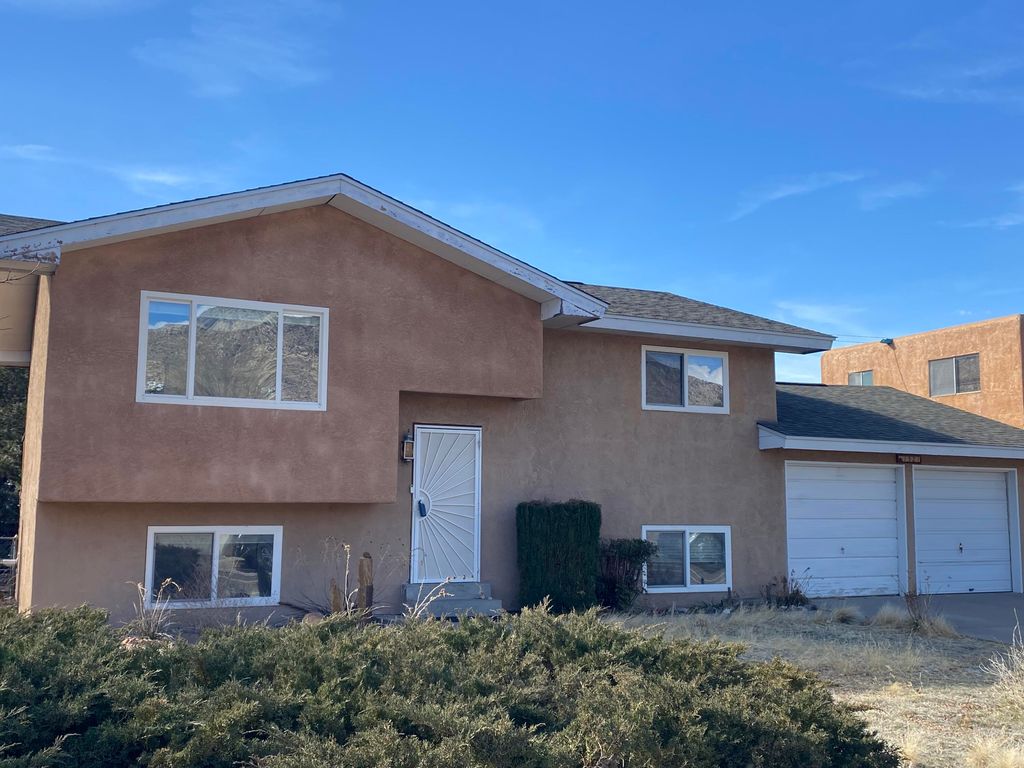 1921 Chelwood Park Boulevard NE, Albuquerque, NM 87112