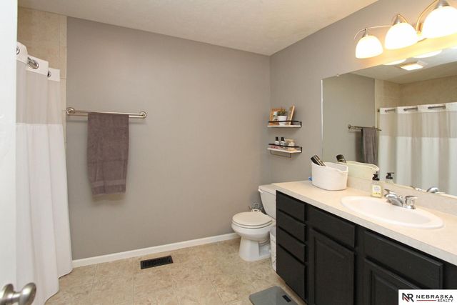 2100 Vavrina Lane, Lincoln, NE 68512