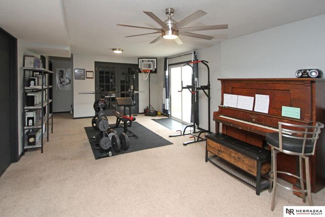 2100 Vavrina Lane, Lincoln, NE 68512