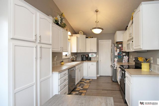 2100 Vavrina Lane, Lincoln, NE 68512