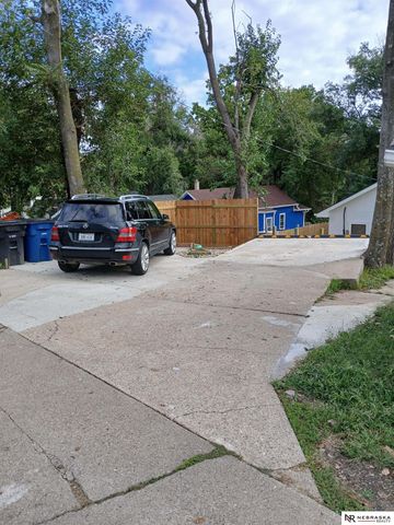 2730 S 12th Street, Omaha, NE 68108