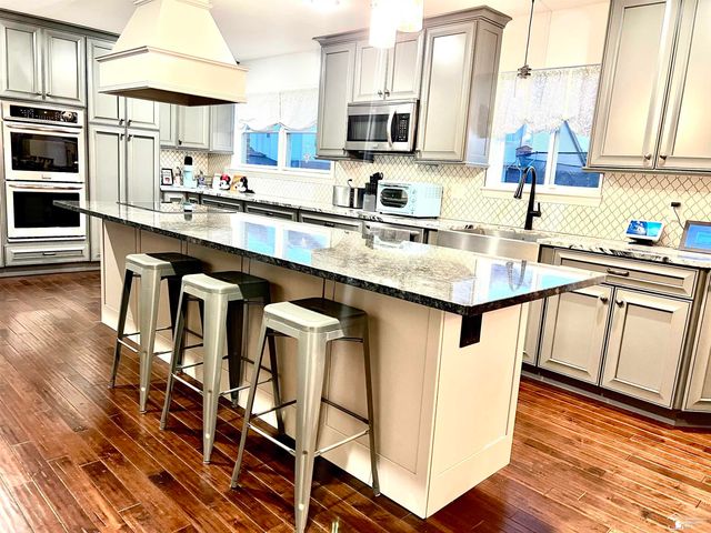 26768 Pepperwood Drive, Woodhaven, MI 48183