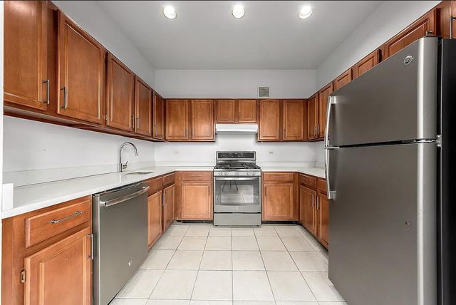 4502 Ditmars Blvd Apt 405, New York City, NY 11105