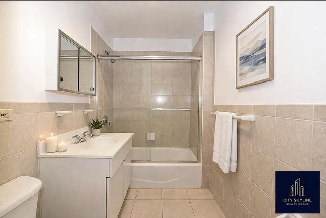 4502 Ditmars Blvd Apt 405, New York City, NY 11105