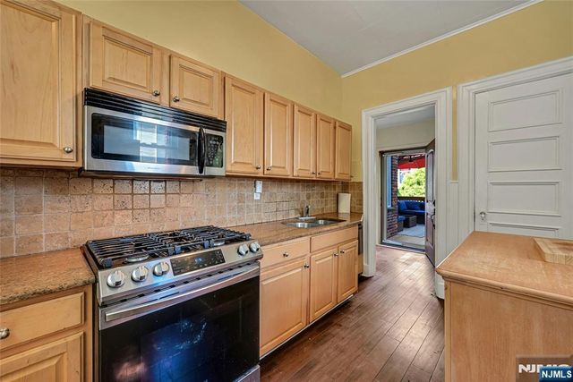 200-202 Oak Street, Weehawken, NJ 07086