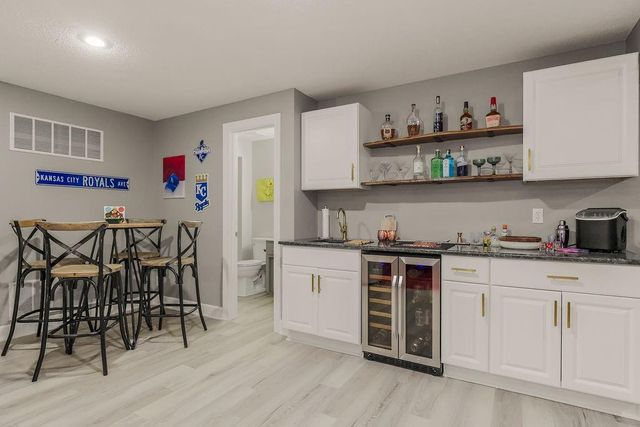 916 SW Lauren Court, Lee's Summit, MO 64081