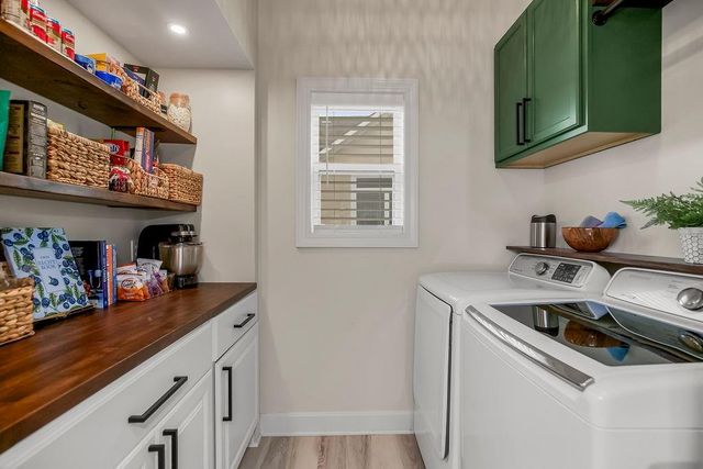 916 SW Lauren Court, Lee's Summit, MO 64081