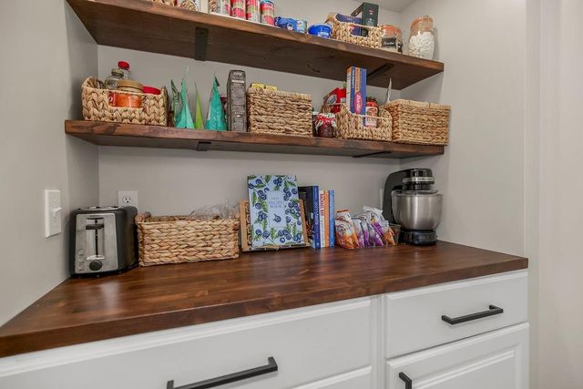 916 SW Lauren Court, Lee's Summit, MO 64081
