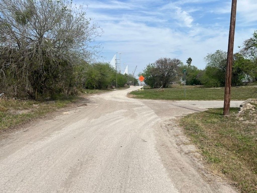 1404 Frank St, Corpus Christi, TX 78401 — photo 2