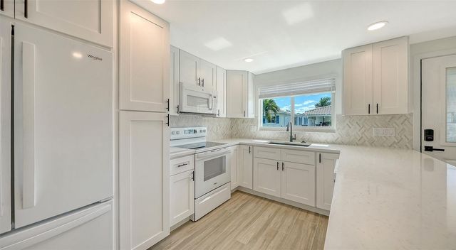 909 SPANISH DRIVE N, Longboat Key, FL 34228