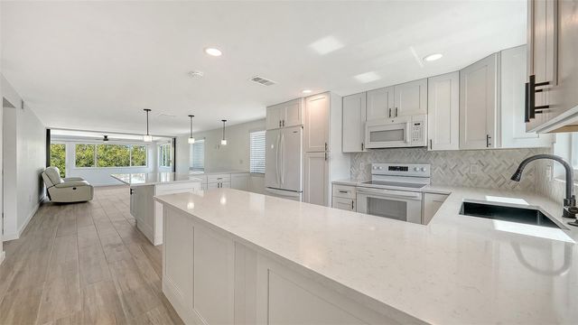 909 SPANISH DRIVE N, Longboat Key, FL 34228