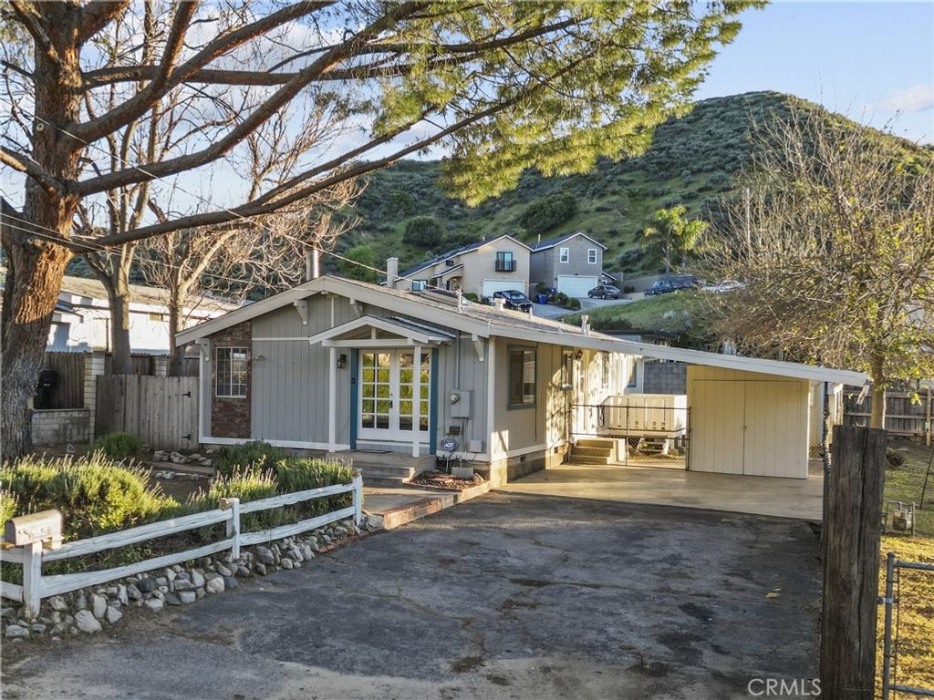 Image 2 of property listing at 29506 Cromwell Avenue, Castaic, CA 91384