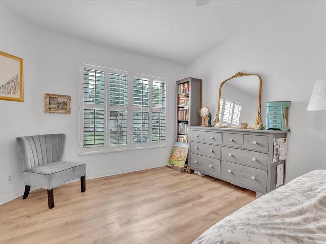 1097 Roble Way, Palm Beach Gardens, FL 33410